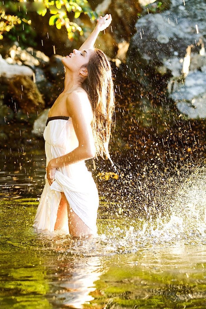 Marie Avgeropoulos in Mecca