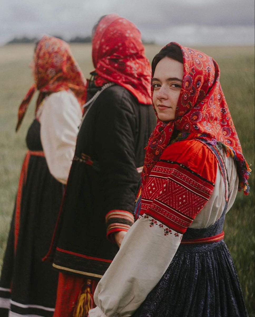 Women in Slavic costumes’s look of the day — catch her live in Mecca
