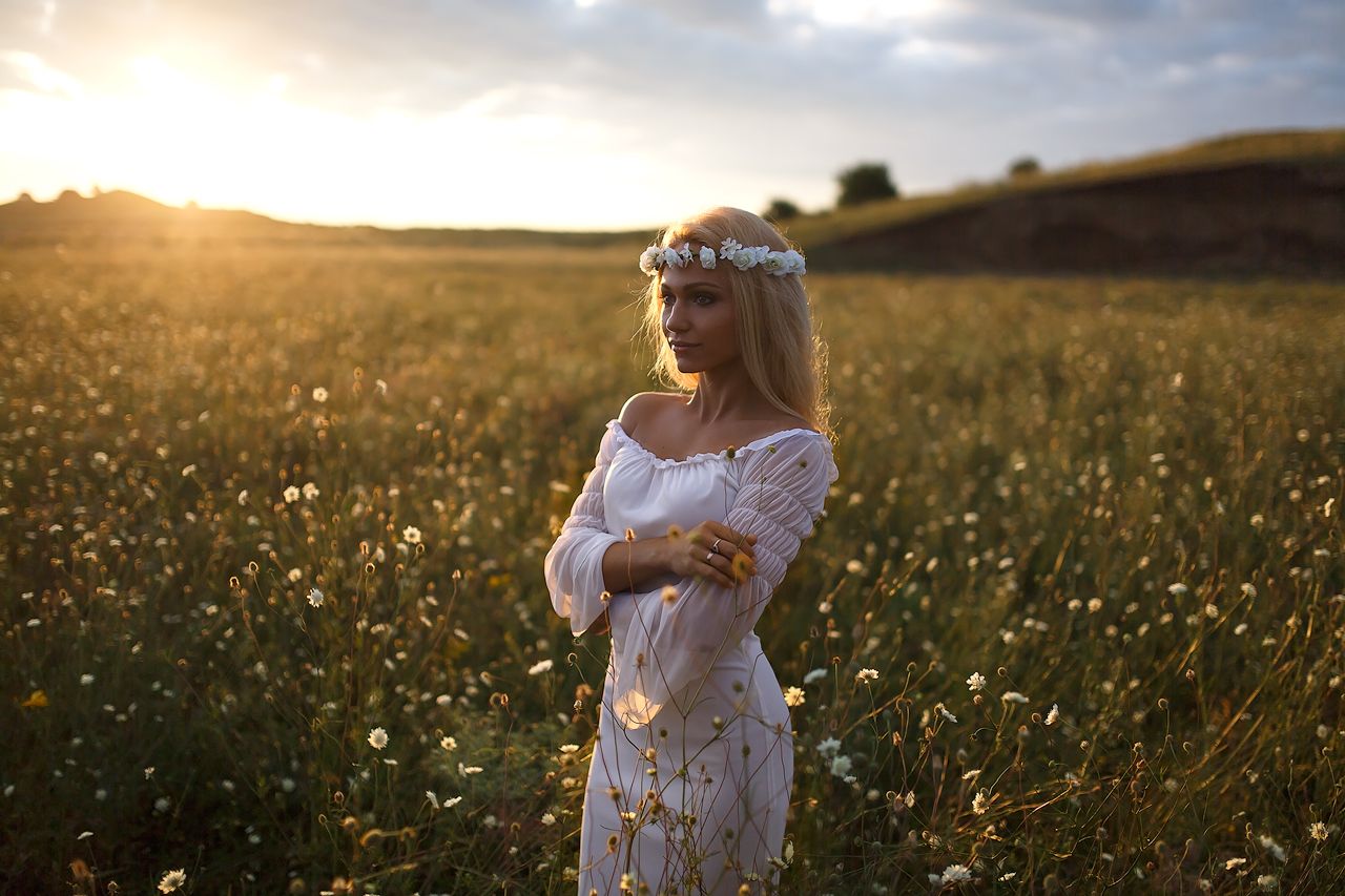 Girls in Slavic costumes in Mecca