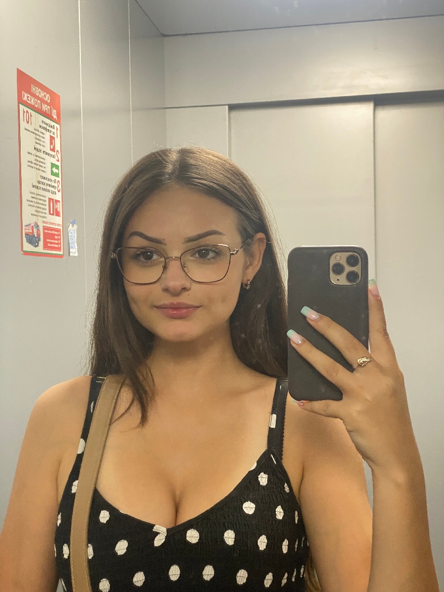 Sexy model Stacy in Mecca